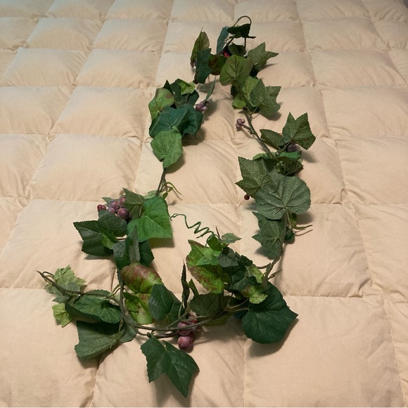 Vintage Old Time Pottery 6’ Grape Leaves & Small Clusters Garland - Picture 3 of 3